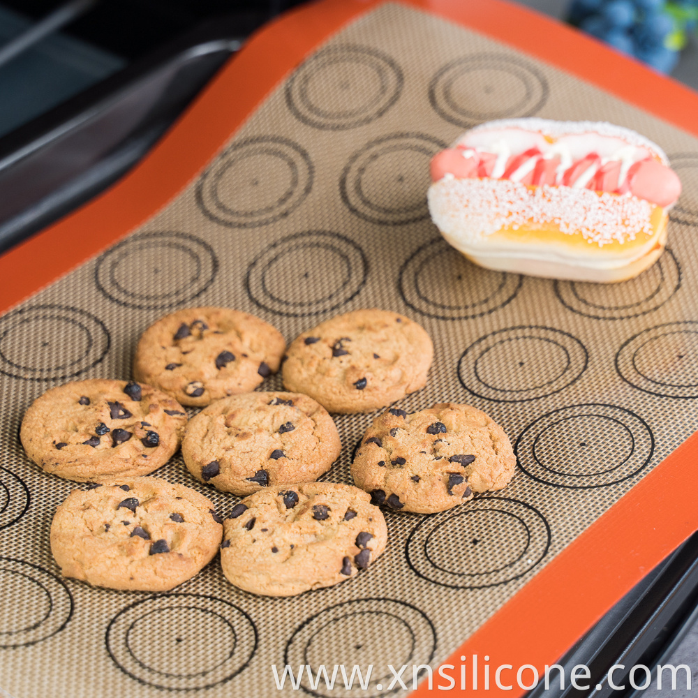 Silicone baking mat